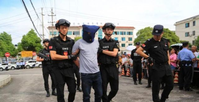 遵义：一男子因纠纷，持刀杀人后逃亡23年终落网！_腾讯新闻