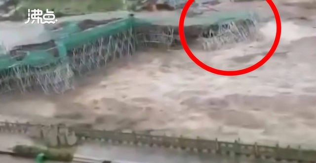 实拍重庆暴雨导致河水猛涨 正在建造的桥梁被洪水冲垮