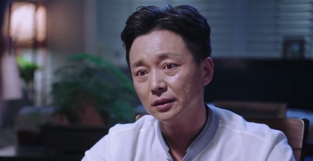 他是张嘉译的同学，曾得罪宋佳，出道27年后终于翻红了