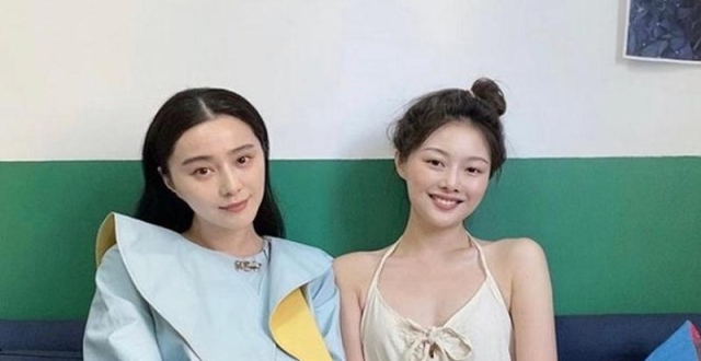 范冰冰和网红晚晚同框，皮肤白到发光，气质畏缩毫无自信输太惨_腾讯新闻