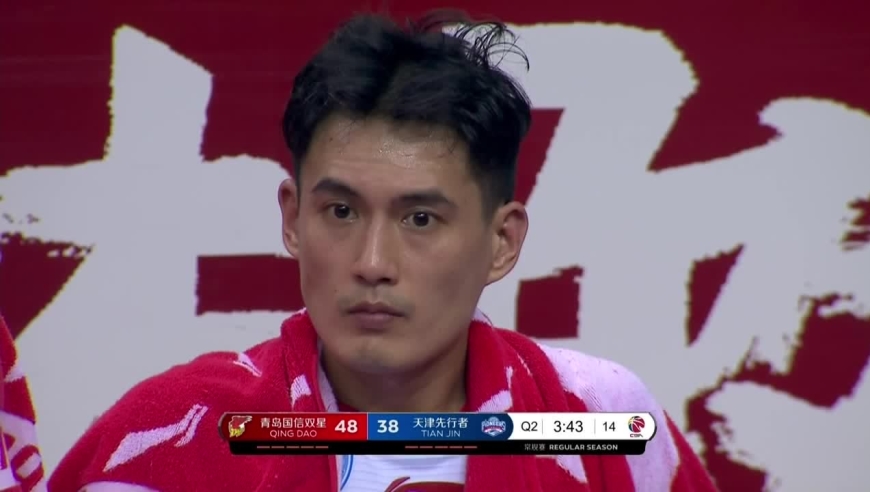 天津再添伤员!刘帅拼抢中伤到膝盖被担架抬离场馆