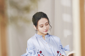 邱淑贞女儿沈月捞金拍广告，气度不凡不输妈妈，网友：仿若再见邱淑贞