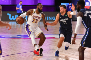 NBA热身赛-詹眉各拿12分湖人负独行侠 小库里8中8砍23分