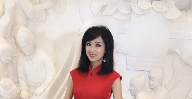 65岁的米雪脖颈全是皱纹,依然"年轻活力",论衣着打扮的重要性