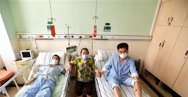 大哥病重，两个弟弟争“捐肾救兄”_腾讯新闻