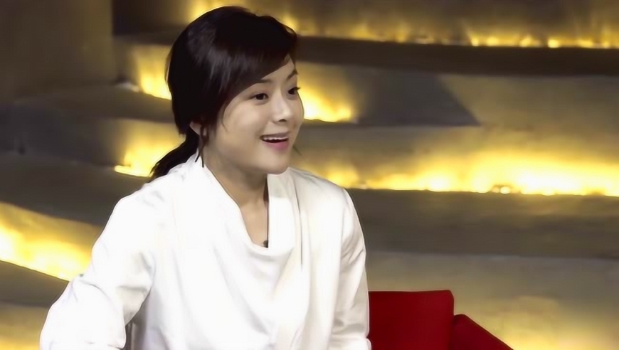 东方卫视主持人陈辰晒全家福官宣产女喜讯:小棉袄 余生请多多指教