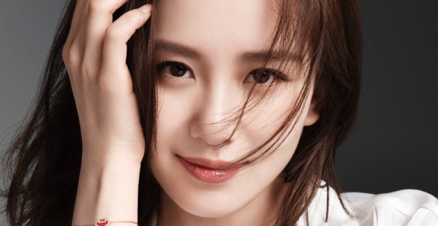 刘诗诗白衬衫写真清新干净 单手托腮眼神柔和气质温柔