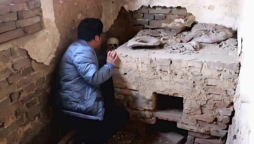 农村小伙探险100年老宅,从屋角发现个骷髅头,吓得小伙扭头就跑