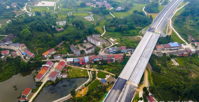 航拍:四川省荣县双古镇建华乡场和它头上的成宜高速公路
