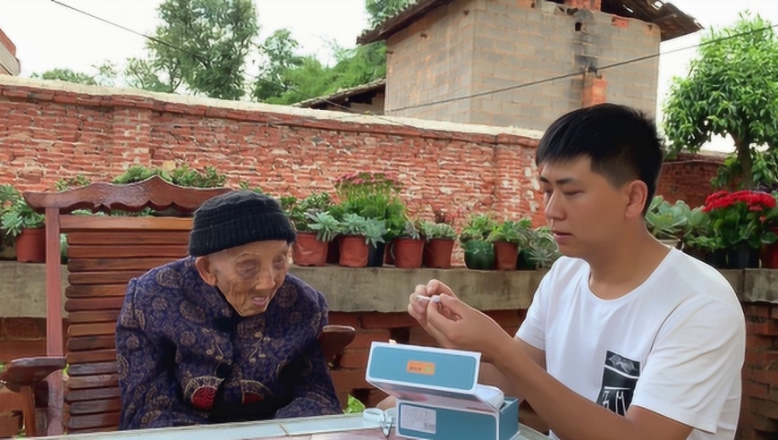 95歲奶奶有10個子女,一輩子沒生過大病,看到這一幕為孫子點贊