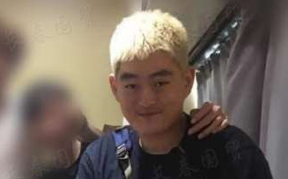 赵本山儿子赵一楠直播中露脸唱二人转 歌技秒