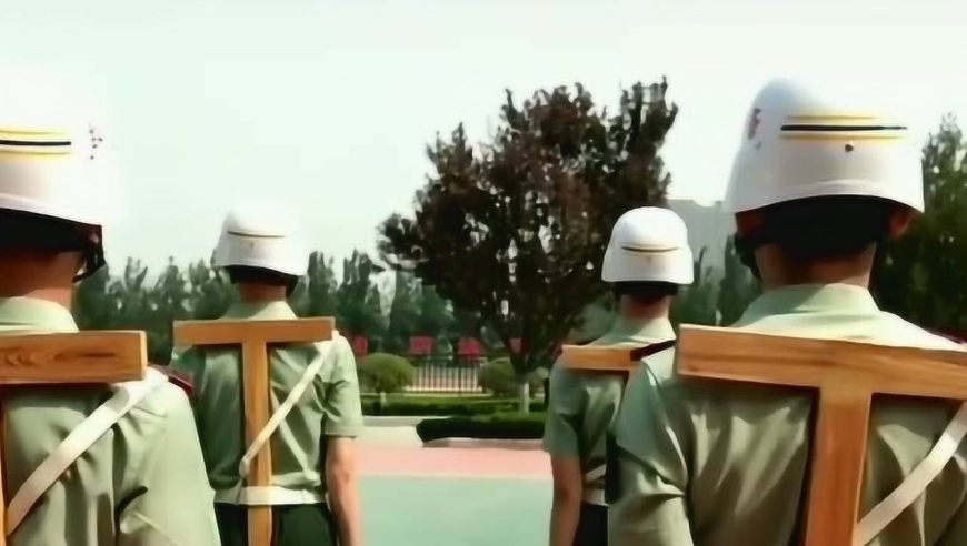 中国军人练就挺拔军姿的背后,都是坚持不懈的锻炼,向中国军人致敬!