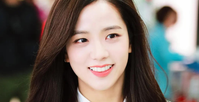 嘴巴好看的艺人,金智秀笑起来是心形嘴,秀智嘴巴最能种草口红