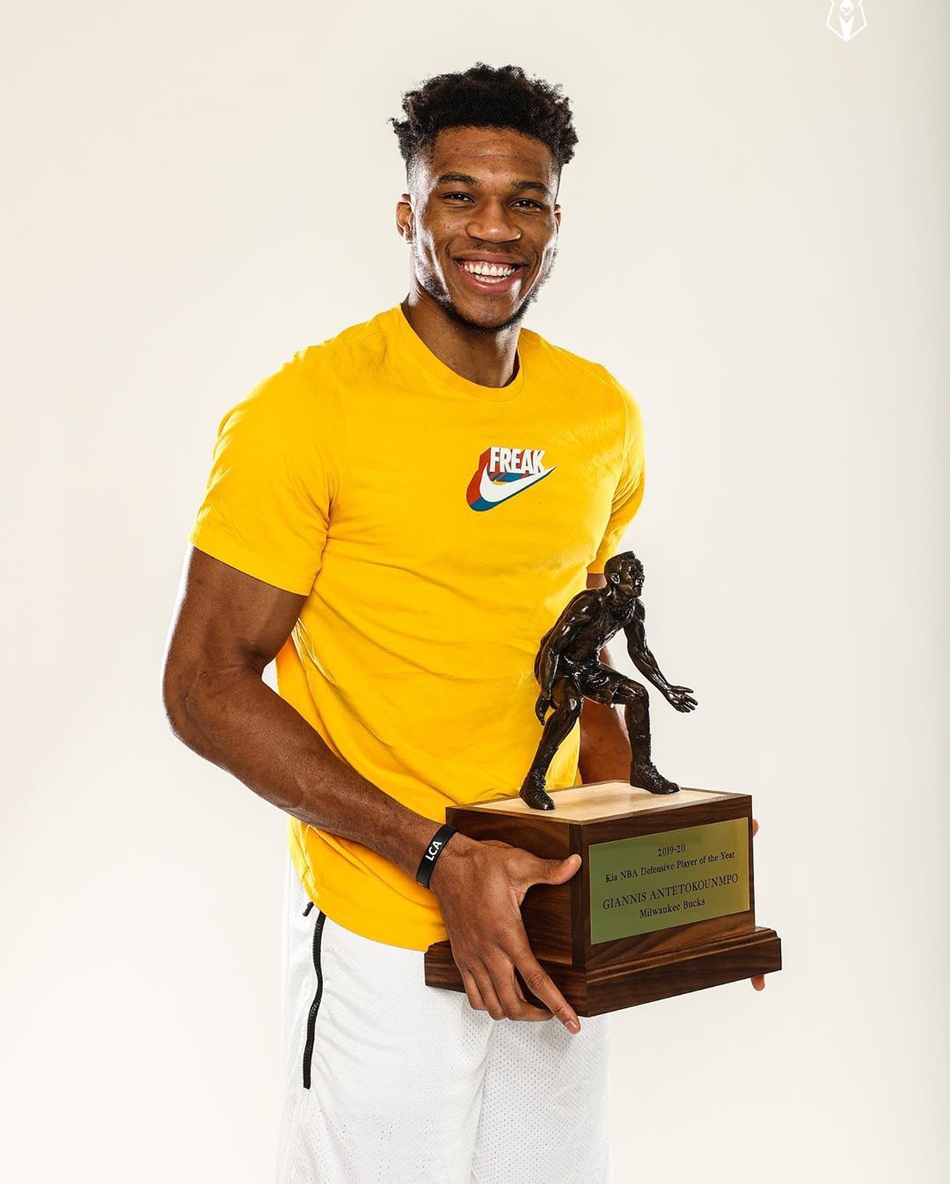 的最佳防守球员,随后字母哥在复赛园区内拿到了奖杯并且拍摄了写真