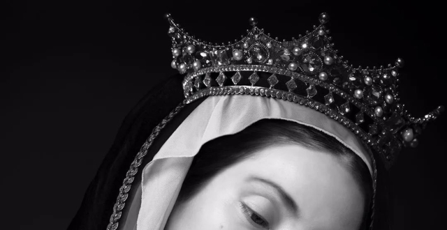 抱貂女子肖像之谜-张巍摄影艺术的动人张力