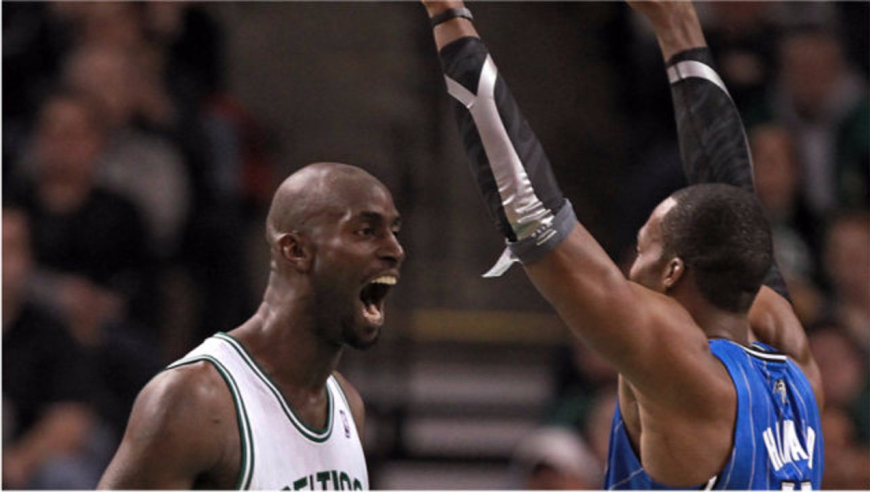 霍华德赛场冲突瞬间:故意挥肘激怒科比,不敢对加内特还手