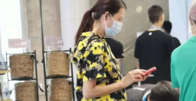 蔡少芬带儿女回重庆婆家被赞接地气 打扮太朴素几乎无人认得