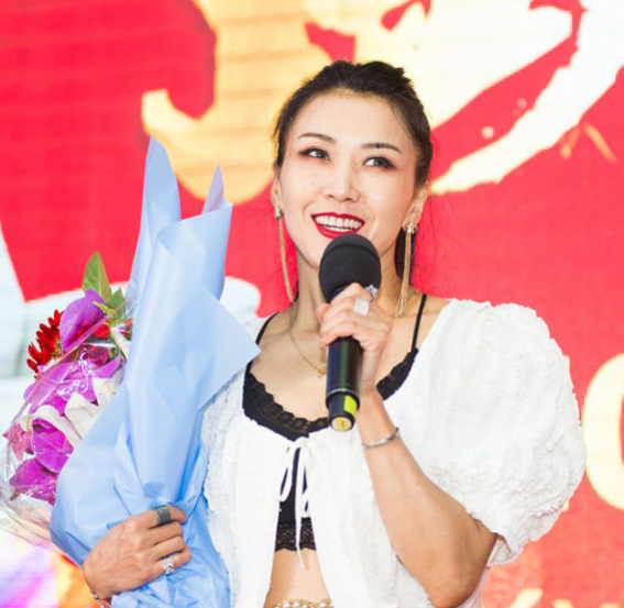 42岁王蓉现身商演献唱状态似少女