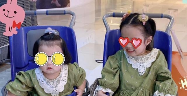 张子萱晒安安与妹妹合照 两人下半张脸曝光