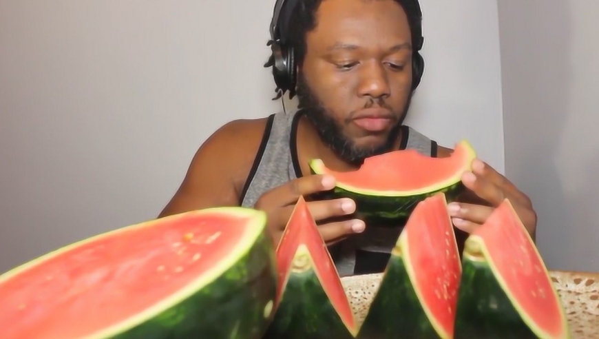 为什么在美国一定不要给黑人西瓜?网友:在他们面前连说都不能说!