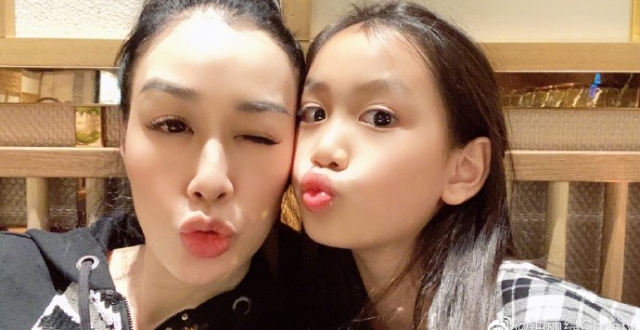 华商头条|50岁钟丽缇母女卖萌合影宛如姐妹 10岁考拉长成大姑娘气质出众