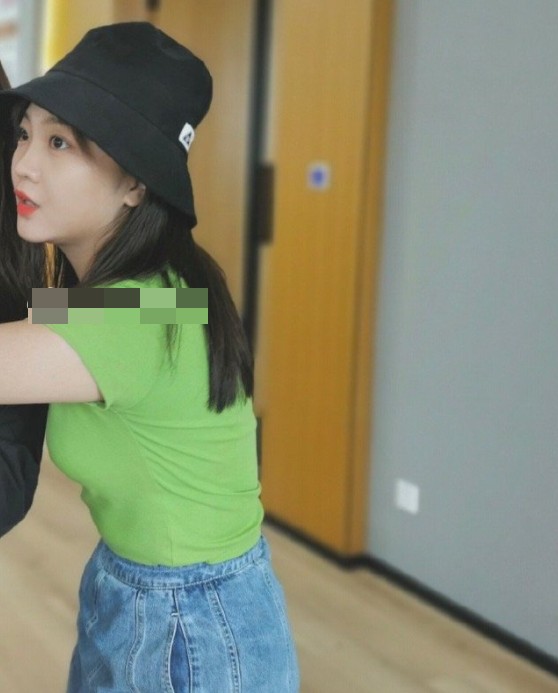 林妙可近照清新甜美肚腩抢镜