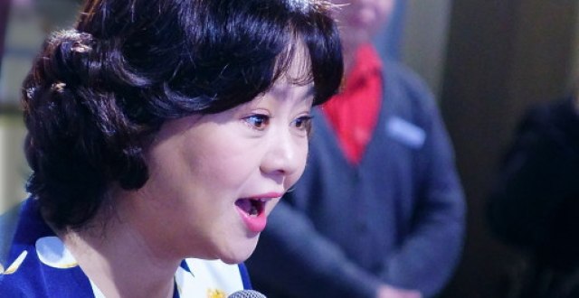 54岁鞠萍与康辉线下带货人气高,身材发福认不出