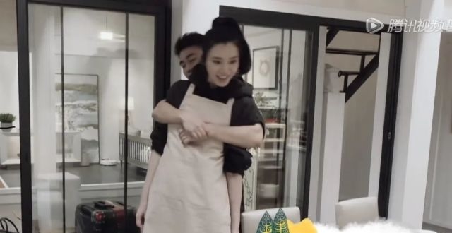 身高差太滑稽，何猷君从背后抱奚梦瑶只能露半颗头，像儿子抱妈妈