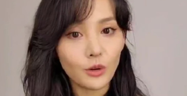 郑爽懒理风波，戴大口罩和时代少年团彩排，舞台零互动疑状态不佳