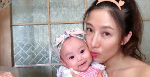杨怡晒女儿小珍珠近照，出生6个月睫毛超长，浓眉大眼像极罗仲谦