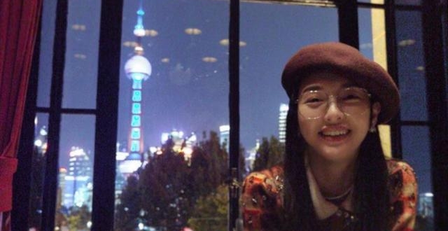 唐嫣庆结婚两周年，罗晋视角下素颜一脸甜笑，桌上铺满玫瑰花瓣好浪漫