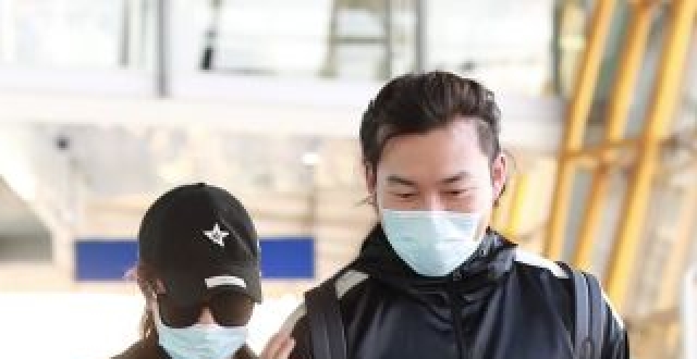 马丽产后首次亮相机场，大方搂小11岁老公秀恩爱，这热乎劲儿让人酸了