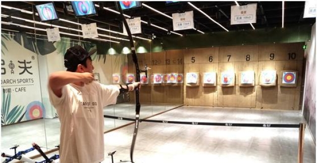 接地气！王思聪路边摊亲自掌勺做蛋炒饭，但结果却不忍直视