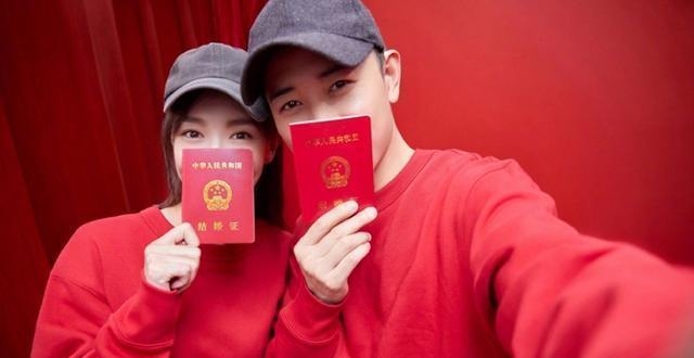 唐嫣晒罗晋视角美照庆结婚2周年，素颜脸部圆润，笑容甜美满满幸福