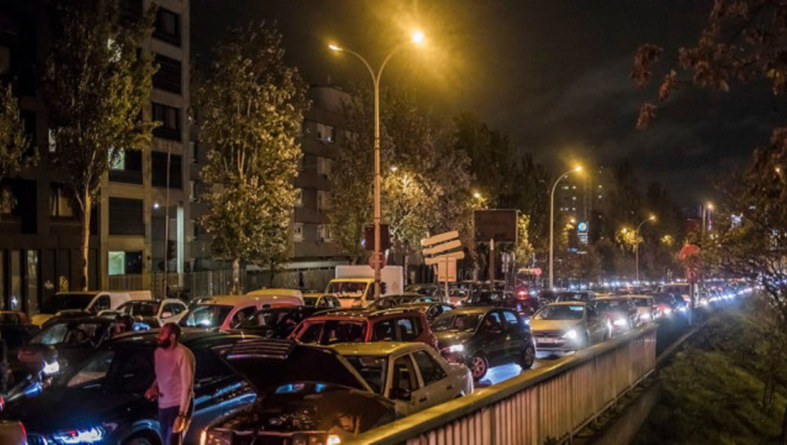 封城生效前法国巴黎民众连夜跑路:车队绵延700公里