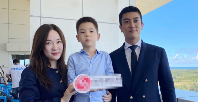 杜江独自送两个孩子出门，依依不舍神秘小女孩，真不是对方父亲吗