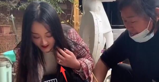 大衣嫂被粉丝说不化妆：没有钱，我太穷！儿媳戴大钻戒炫富后删除