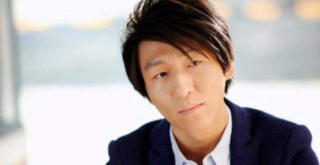 陈羽凡踢球身材发福，女友全程陪伴，坐场外被冻得瑟瑟发抖