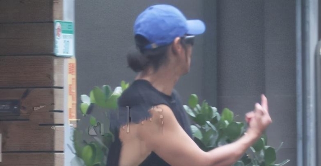 彭于晏向路人竖中指，穿短袖露麒麟臂秀肌肉，满脸不悦表情严肃