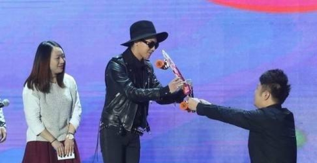 沈梦辰背后揭同事短，被网友怒怼：这样很没品