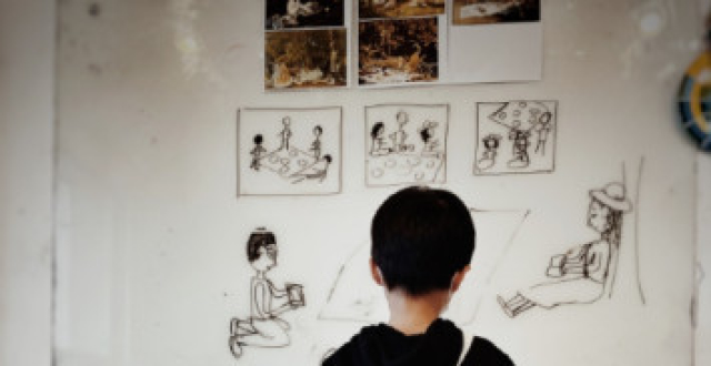 靳东老婆晒儿子成长照，6岁大儿子长腿遗传爸爸，认真作画气质佳