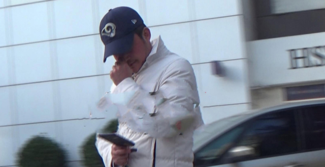 吴京为谢楠粉碎性骨折发愁，现身表情凝重，不停刷手机