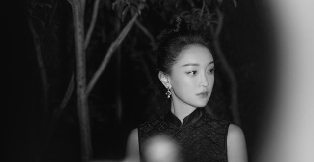 46岁周迅丸子头像少女，纯黑羽毛旗袍古灵精怪，网友：眼神好清澈
