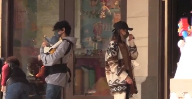 偶遇刘诗诗吴奇隆带娃逛街，夫妻分工明确，一家三口很温馨