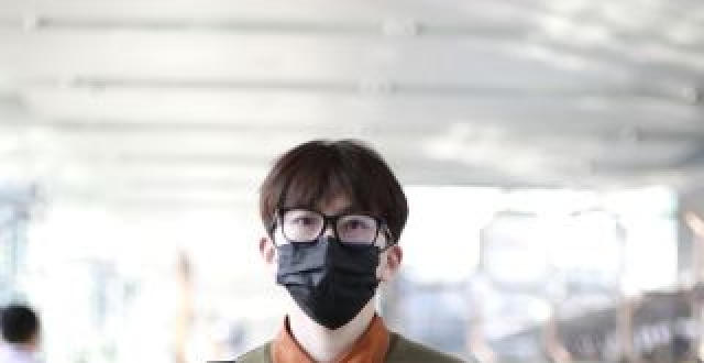 邻家小哥哥！费启鸣戴框镜留刘海萌值爆表 衬衫搭马甲少年感满满