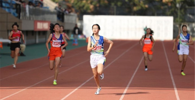 杭州一女初中生运动会跑出国家一级运动员水平 老师：她还有很大潜力_腾讯新闻