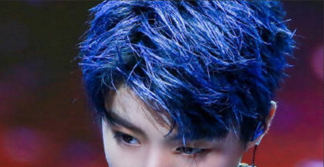 看惯了王俊凯的黑色短发,当他把头发染成蓝色,网友:神仙本尊啊!