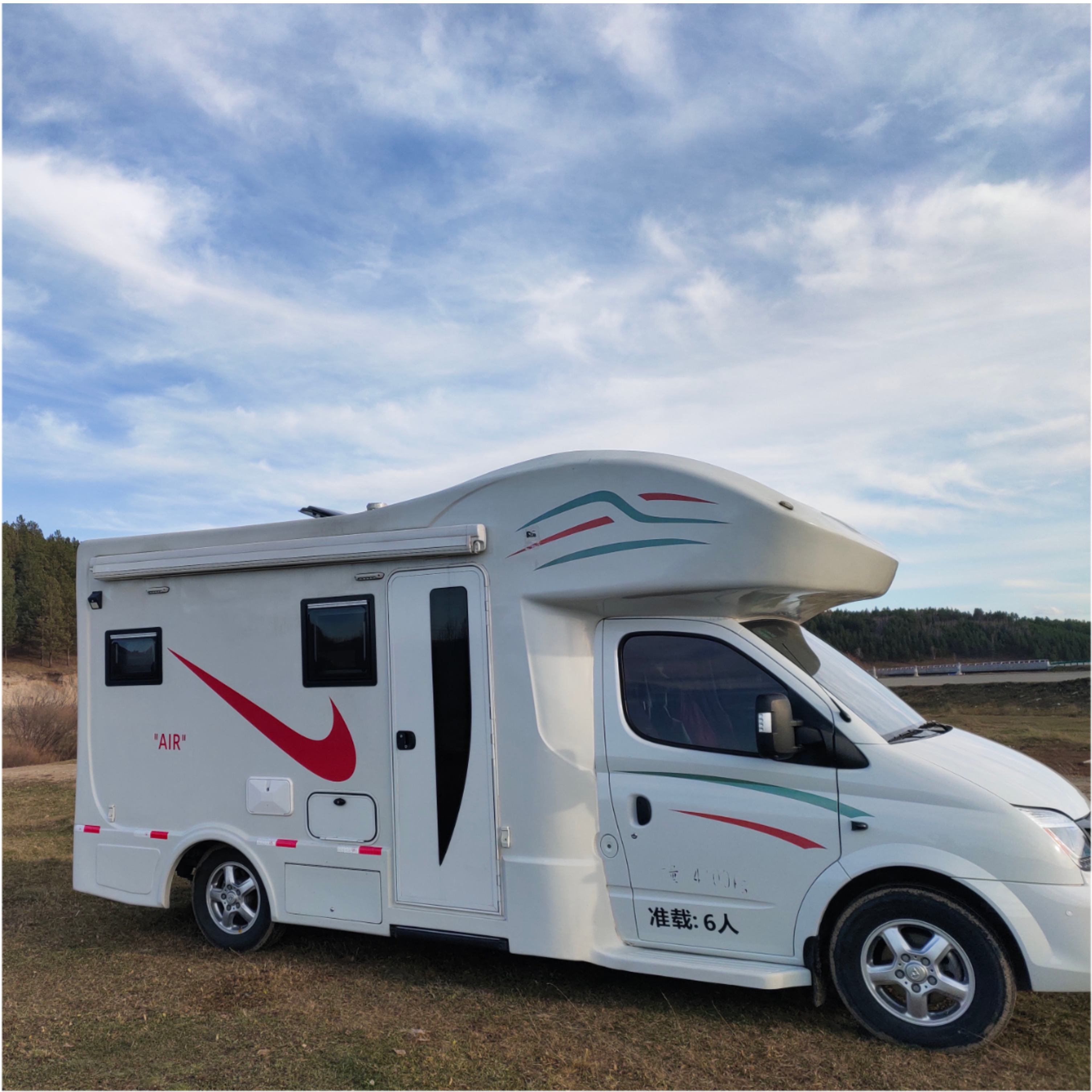 黑妹自驾房车在海边过夜,四周漆黑,半夜风雨交加气温骤降