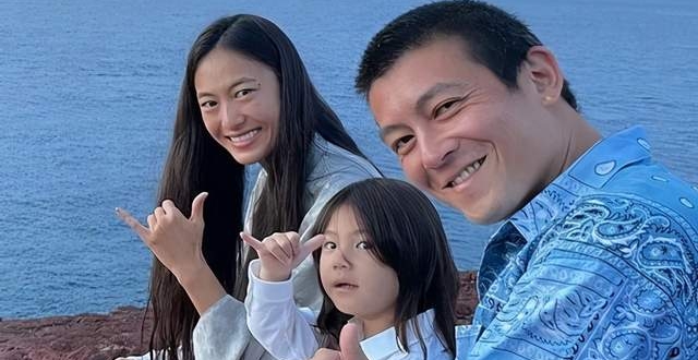 陈冠希晒海边全家福，一家三口摆同款手势，夫妻穿情侣鞋暗撒狗粮