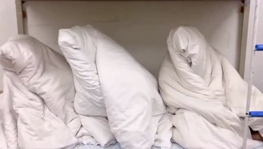 三个人坐在床上裹着被子晃脑袋,晃着晃着一个人不在了